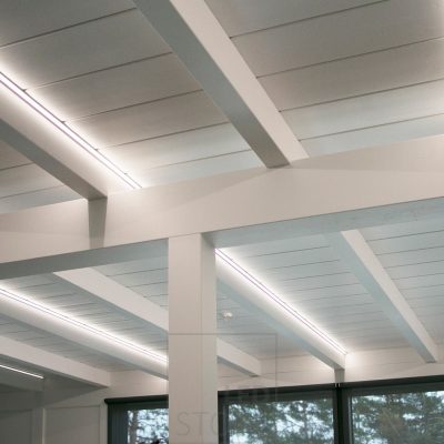 Palkkeja korostamassa led nauhat. Luovat tilaan kauniin ja tunnelmallisen valaistuksen joka samalla korostaa tilan arkkitehtuuria. Ledstore.fi