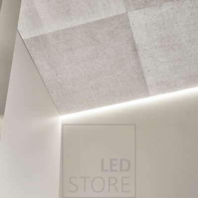 Katon ja seinän väliin asennettu led nauha valaisemassa epäsuoraa tunnelmavaloa olohuoneeseen. Ledstore.fi 