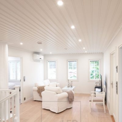 Valkoiset, pyöreät ja upotettavat kattospotit valaistuksena olohuoneessa. Ledstore.fi