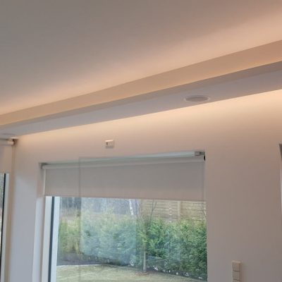 Olohuoneessa epäsuoraa valaistusta. Led nauhat valaisemassa sekä kattoa kohti että seinän kautta alas. Ledstore.fi