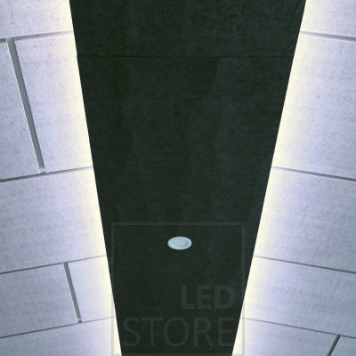 Led nauha valaisemassa kattoon epäsuoraa valoa kahteen suuntaan, keskellä spotti. Ledstore.fi