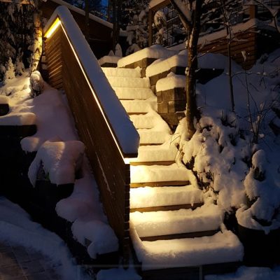 Ulkoportaiden kaiteessa led nauha valaisemassa portaita epäsuorasti. Ledstore.fi