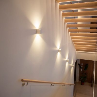 Kahteen suuntaan valaisevat CUBIC-seinävalaisimet valaisemassa portaikkoa, led nauhat uppoprofiilissa valaisevat askelmissa yläpuolelta. Ledstore.fi