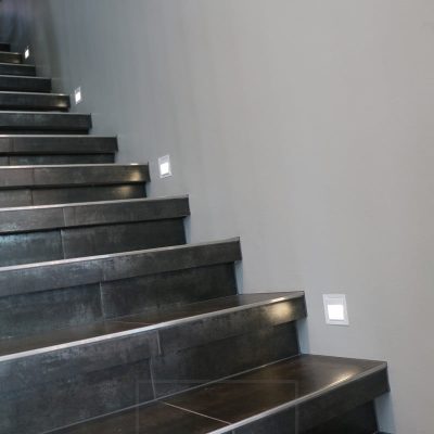 Seinään upotetut seinävalaisimet, joka kolmannen askelman kohdalla riittää valaisemaan portaat. Ledstore.fi