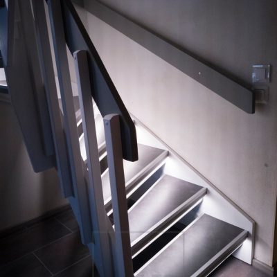 Portaiden valaistus led-nauhoilla tuo kauniisti askelmia esiin ja korostaa portaikkoa. Ledstore.fi