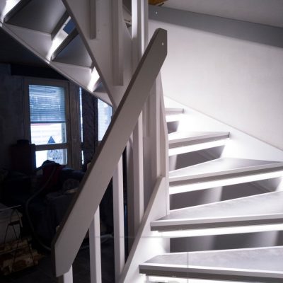 Led-nauhat portaiden askelmissa valaisemassa epäsuoraa valoa portaikkoon. Ledstore.fi