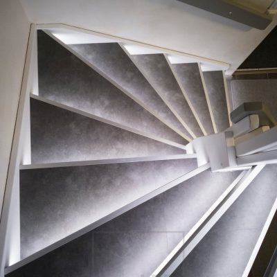 Led-nauhat portaiden askelmissa valaisemassa epäsuoraa, tunnelmallista ja pehmeää valoa portaikkoon. Ledstore.fi