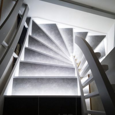 Led-nauhat portaiden askelmissa valaisemassa epäsuoraa ja tunnelmallista valoa portaikkoon. Ledstore.fi