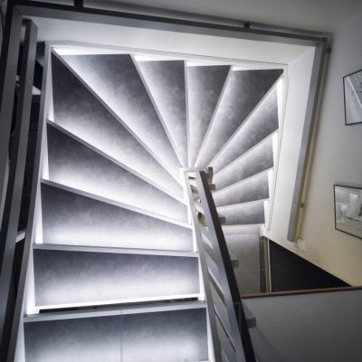 Led nauhat portaiden askelmissa valaisemassa epäsuoraa ja tunnelmallista valoa. Ledstore.fi