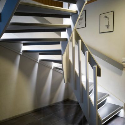 Led nauhat portaiden askelmissa valaisemassa epäsuoraa valoa. Ledstore.fi