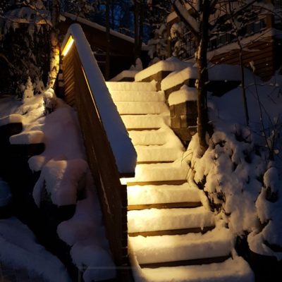 Ulkoportaiden kaiteessa led nauha valaisemassa askelmia. Ledstore.fi