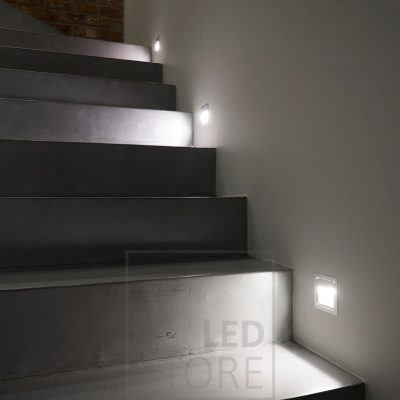 Joka kolmannen askelman kohdalla seinään upotettu valaisin. Valo on pehmeää ja valaisee askelmat. Ledstore.fi 