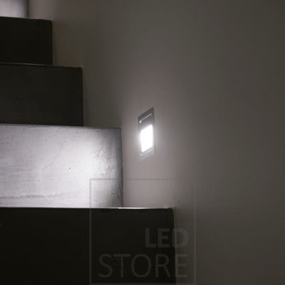 In-wall valaisimessa valonlähde hieman syvemmällä joten valo ei häikäise. Ledstore.fi