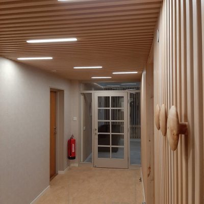 Led nauhat rimakatossa, rimojen välissä luomassa ilmeikkäitä valolinjoja kattoon ja tilaan hyvää yleisvalaistusta. Ledstore.fi