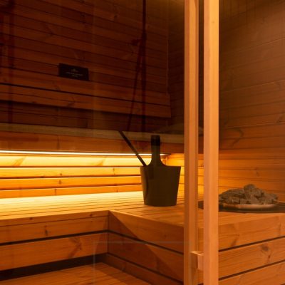 Saunassa lauteen alla epäsuoraa valoa alaspäin.
Pesuhuoneen epäsuora valo peilautuu saunan lasitukseen. Ledstore.fi