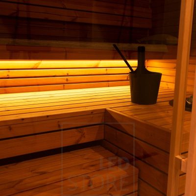 Led nauha valaisemassa lauteena alla epäsuoraa valoa luoden tunnelmallisen valon saunaan. Ledstore.fi