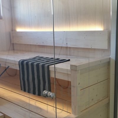 Saunan selkänojassa led nauha valaisemassa tunnelmallista valoa ylöspäin ja lauteen alla alaspäin. Ledstore.fi