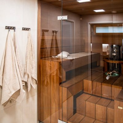 Paneelivalaisin pesutilassa yleisvalaistuksena. Paneeli valaisee lasiseinän ansiosta myös saunaa. Ledstore.fi