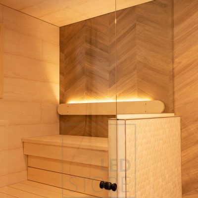 Saunan valaistus toteutettu led nauhalla selkänojassa suunnattuna ylöspäin. Pesuhuoneen valaistus valaisee lasiseinien ansiosta myös saunaa. Ledstore.fi