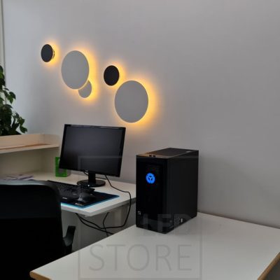 Työhuoneessa Eclipse-seinävalaisimia kahdessa eri koossa, kahdessa eri värissä valaisemassa epäsuoraa tunnelmavaloa. Ledstore.fi