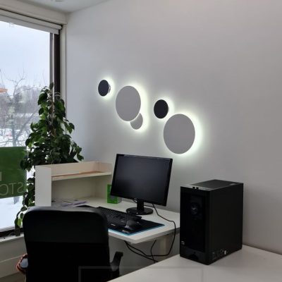 Työhuoneessa Eclipse-seinävalaisimia kahdessa eri koossa, kahdessa eri värissä valaisemassa epäsuoraa valoa seinän kautta. Valaisimista voi koota juuri haluamansa kokonaisuuden ja valo on värilämpötilasäädettävää. Ledstore.fi 