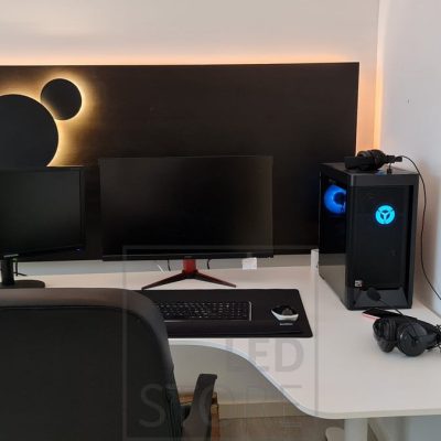 Työpisteellä tunnelmallista valoa tietokoneen takana. Mustassa levyssä kiinnitettynä kaksi Eclipse-seinävalaisinta. Ledstore.fi