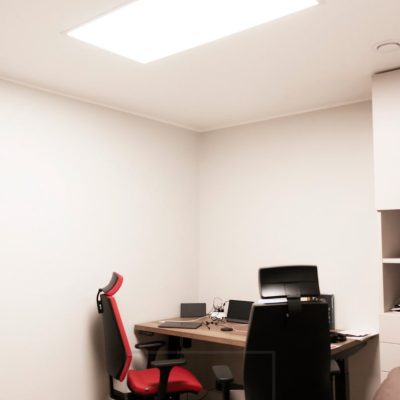 1200x600 UPPOAVA paneeli työhuoneen katossa. Iso valaisin muistuttaa kattoikkunaa ja valaisee tehokkaasti sekä tasaisesti. Valaisin on asennettavissa  värilämpötilasäätöön. Ledstore.fi