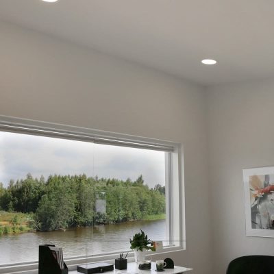 Plafondi-valaisimet valaisemassa työtilaa. Plafondien valon avautumiskulma on 110 astetta, joten ne valaisevat erittäin tasaisesti. Valikoimastamme löydät myös lisää kokoja. Ledstore.fi