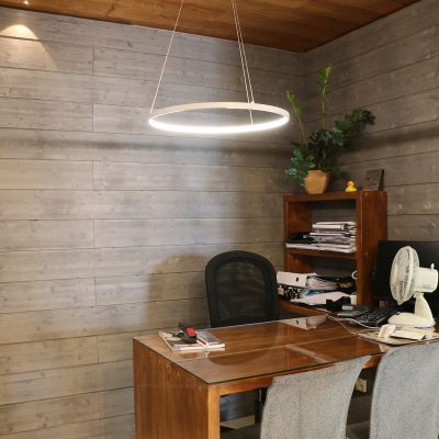 Työhuoneessa työpöydän yläpuolella Rinkeli-valaisin. Led RINKELI CCT on minimalistinen ja siro valaisin, joka sopii kotien lisäksi toimistojen valaisuun. Valaisimen korkeutta katosta voi säätää 20 cm ja 250 cm välillä. Ledstore.fi