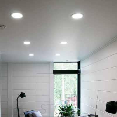 Työhuoneen katossa plafondi-valaisimet  valaisemassa tasaista valoa. Valon avautumiskulma on 110 astetta ja valaisimen voi myös asentaa värilämpötilasäätöön. Ledstore.fi