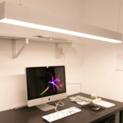 Työpisteen valaistuksena mittatilaustyönä tehty valaisin. Profiilin sisällä on värilämpötilasädettävät led nauhat joten valo on tehokasta ja muokattavaa tarpeen mukaan. Ledstore.fi
