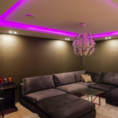 Leffahuoneen epäsuora RGB-led-nauhavalaistus kiertää huonetta alaslaskulipassa. © LedStore
