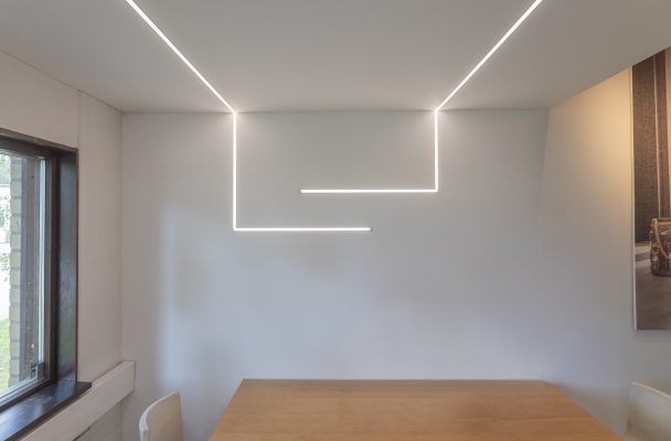 Led-nauhavalaistuksella muotoja keittiön valaistukseen, led-valonauhan asennus Led-nauhavalaistuksella muotoja keittiön valaistukseen, led-valonauhan asennus