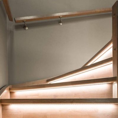 Portaikon valaistuksen suunnittelussa pitää ottaa huomioon ahtaat tilat. Led-nauha portaiden alapinnassa.