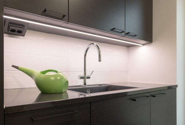 On the worktop in the utility room, the dark surface is illuminated by an LED strip in a black aluminium profile. ©LedStore