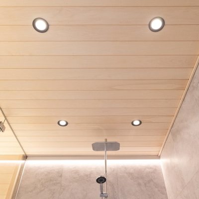 Spottien lisänä epäsuoran lisävalon suihkun takaa tuo katon rajaan seinäpintaan asennettu alumiiniprofiili, jossa 14,4 W/m tehoinen värilämpötilasäädettävä, CCT led-nauha. ©LedStore