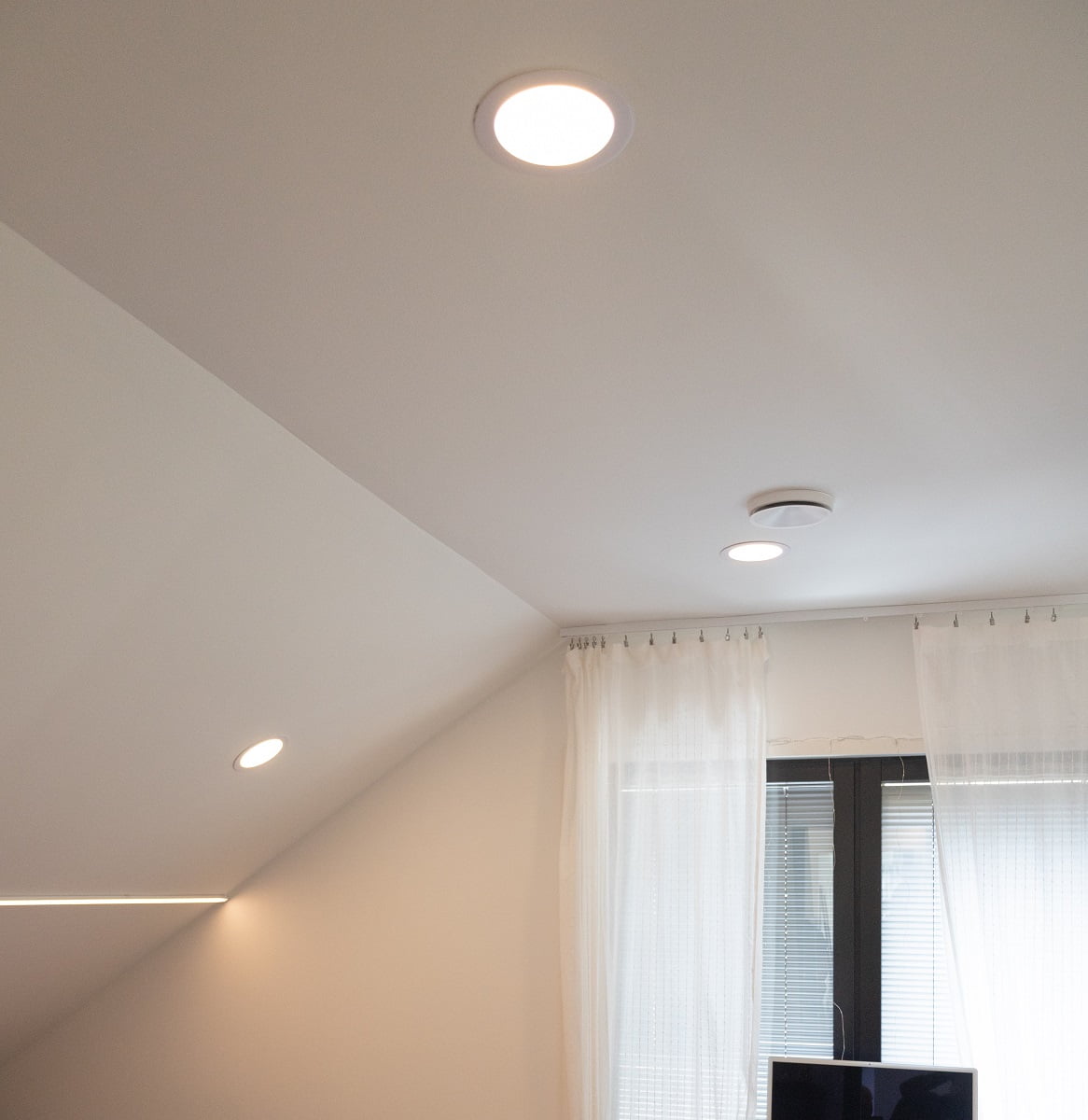 Makuuhuoneissa tasaisen katon ala on rajallinen, niin osa valaisimista on sommiteltu katon laskevalle osuudelle huolehtimaan että huoneen reunat eivät jää pimeäksi. ©LedStore