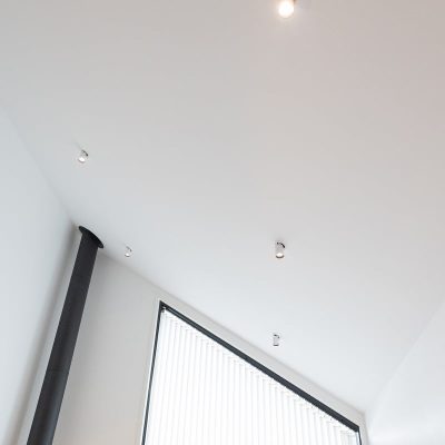 Kolo spotit on aseteltu kattoon tasaisin välein jotta tila saadaan tasaisesti valaistua kapeakiilaisella valaisimella. ©LedStore
