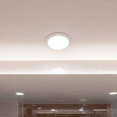 Tasaista valoa kylpyhuoneen katossa tuo Plafond160 paneelivalaisin. ©LedStore