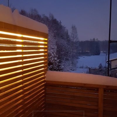 Tunnelmavalaistusta pihalla, led nauha aidan sisällä valaisee epäsuorasti pihaa. Ledstore.fi