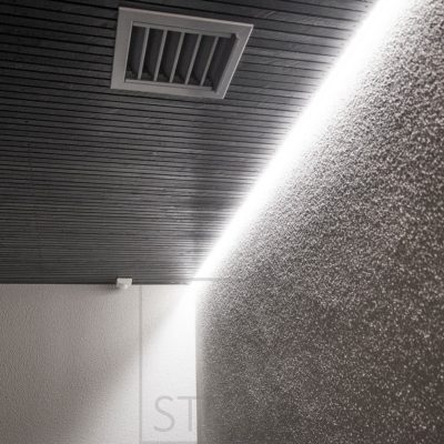 Epäsuoraa valoa ulkona. Led nauha katon ja seinän välissä, valaisemassa tunnelmallista epäsuoraa valoa. Ledstore.fi