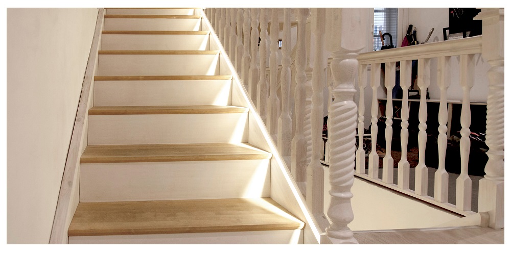 oikeanlainen valaistus portaikkoon - Led nauhalla valo jakautuu tasaisesti portaikkoon