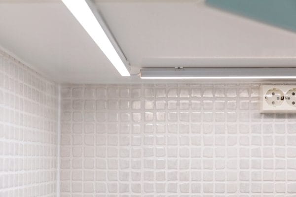Kerrostaloasunnon valaistusremontti led-nauhalla ja halogeenin korvaavilla polttimoilla Kerrostaloasunnon valaistusremontti led-nauhalla ja halogeenin korvaavilla polttimoilla