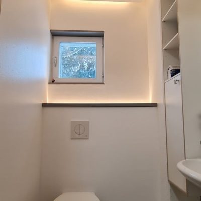 Epäsuoralla valolla toteutettu koko kylpyhuoneen valaistus. WC-kotelon led nauha toimii myös yövalona, syttyy liiketunnistimesta. Ledstore.fi
