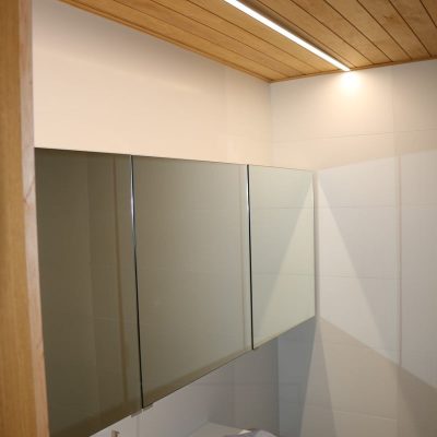 Led nauha kylpyhuoneen katossa matalassa pintaprofiilissa. Ledstore.fi