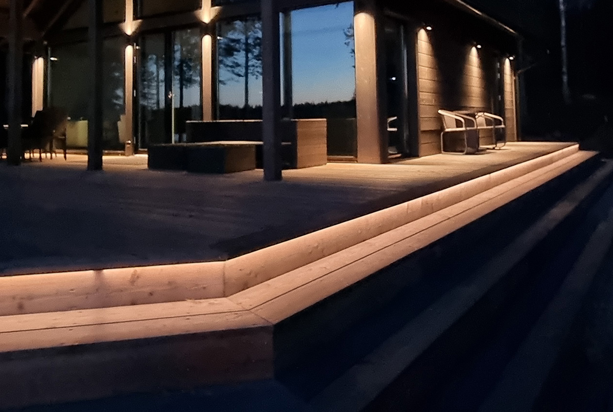 Porrasaskelman saa erotettua visuaalisesti terassin pinnasta led valonauhalla.