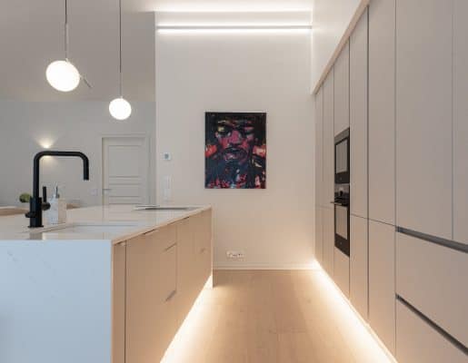 lednauha_profiili_kantti_keittio-6_sinihalttu - LedStore Keittiön sokkelissa led nauhaa