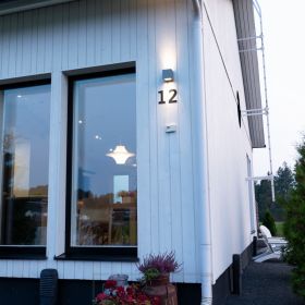 Julkisivua sekä talon numeroa valaisemassa moderni ja minimalistinen led seinävalaisin CUBIC OUT 2. Ledstore.fi