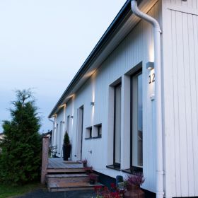Talon numeroa ja julkisivua valaisemassa ulkokäyttöön tarkoitetut, kahteen suuntaan valaisevat CUBIC OUT 2 led seinävalaisimet. Ledstore.fi