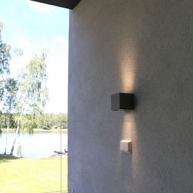 Kahteen suuntaan valaiseva CUBIC OUT ulkovalaisin. Valo muodostaa seinälle kauniin, symmetrisen rusetin. Ledstore.fi